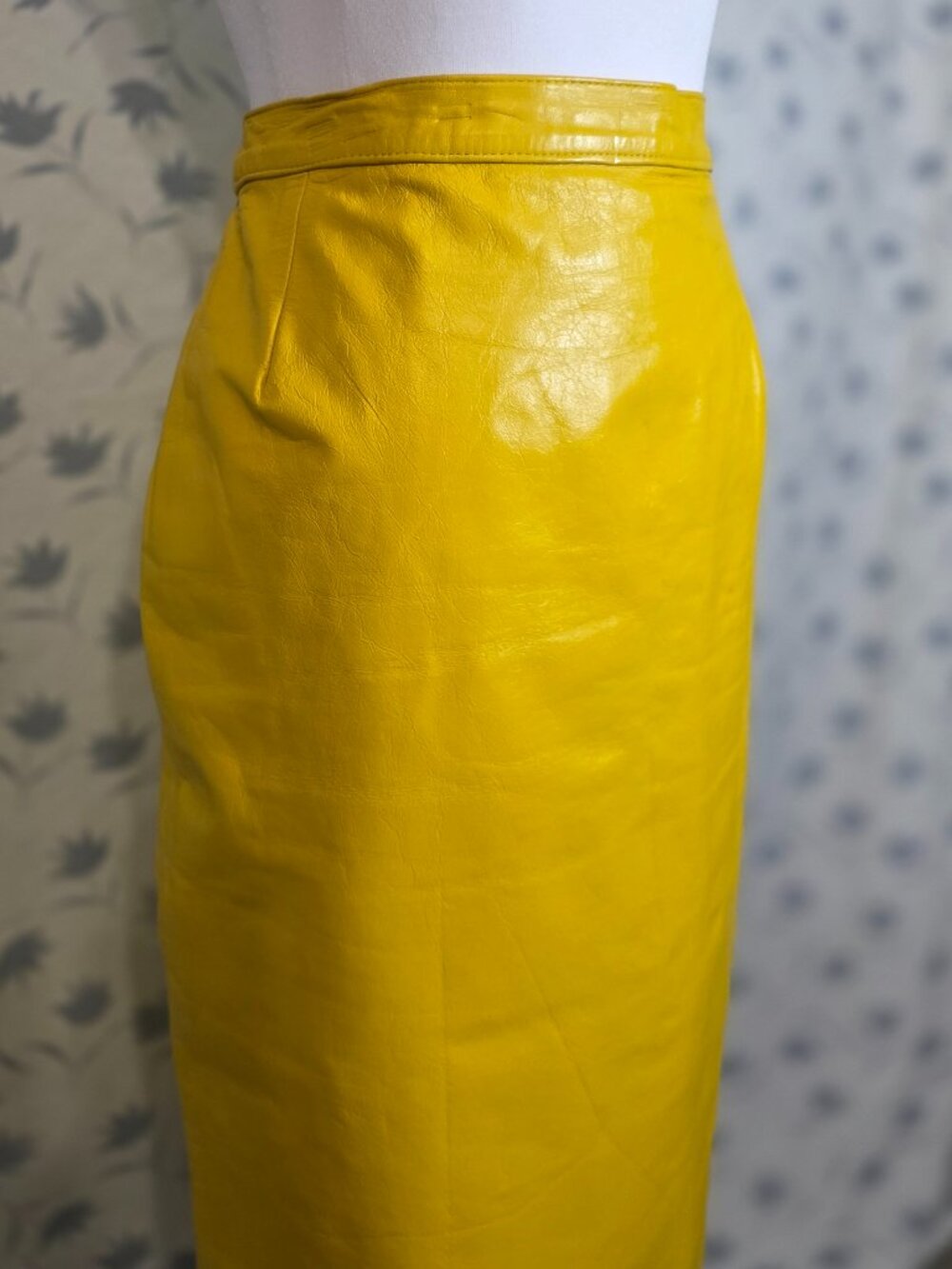 Vintage 80s High Waisted Mustard Yellow Leather Pencil Skirt - Size 10 - Picture 5 of 8